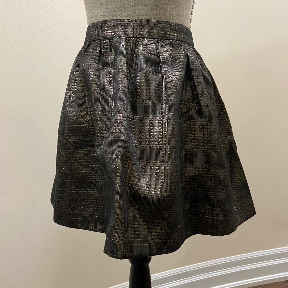 Gorgeous sparky metallic gold skirt on bronze/black. Party ready 🎉